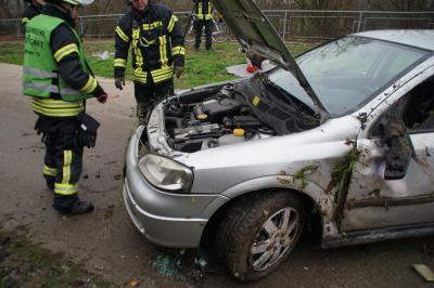 Stuttgart Bad Cannstatt: PKW faehrt in Graben